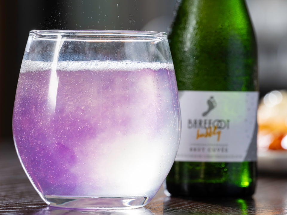 Lemon, cane sugar, butterfly pea flower tea, a hint of lavender and Barefoot Bubbly Brut Cuvée.