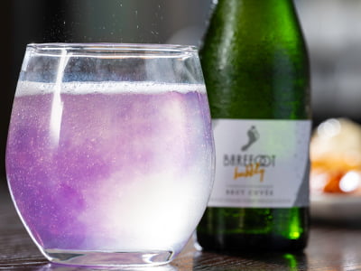 Lemon, cane sugar, butterfly pea flower tea, a hint of lavender and Barefoot Bubbly Brut Cuvée.