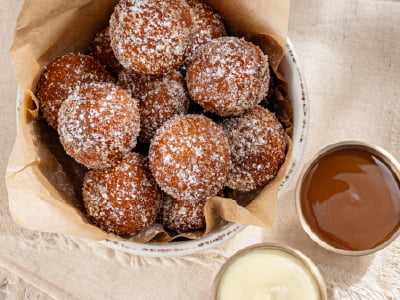 Warm cake donut holes tossed with pumpkin-spiced sugar and lightly dusted with powdered cinnamon sugar. Served with salted caramel and crème anglaise for dipping.