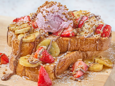 Thick-cut, custard-dipped challah bread griddled and topped with glazed strawberries, caramelized bananas, strawberry whipped cream, spiced gingerbread cookie crumbles and a drizzle of NUTELLA®. Lightly dusted with powdered cinnamon sugar.